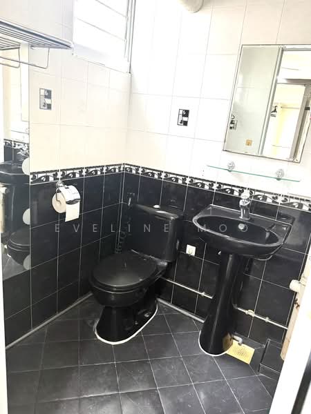 739 Yishun Avenue 5, 739 Yishun Avenue 5, 3 Bedrooms, 990 sqft, HDB Flat For Rent, by Eveline Moo, 500084471 - Bathroom - PropertyGuru.com.sg