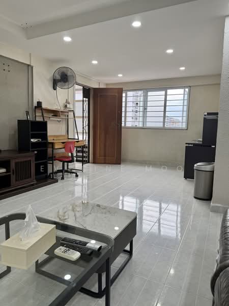 739 Yishun Avenue 5, 739 Yishun Avenue 5, 3 Bedrooms, 990 sqft, HDB Flat For Rent, by Eveline Moo, 500084471 - Living Room - PropertyGuru.com.sg