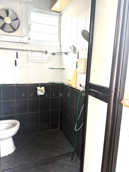 739 Yishun Avenue 5, 739 Yishun Avenue 5, 3 Bedrooms, 990 sqft, HDB Flat For Rent, by Eveline Moo, 500084471 - Bathroom - PropertyGuru.com.sg