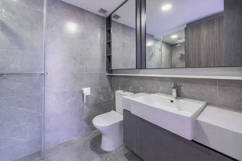 Riverfront Residences Condominium For Sale at S$ 1,190,000 | PropertyGuru Singapore - Bathroom