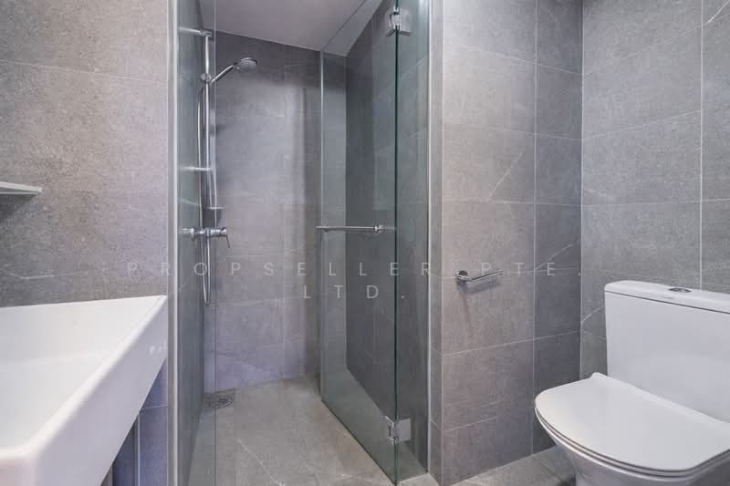 Riverfront Residences Condominium For Sale at S$ 1,190,000 | PropertyGuru Singapore - Bathroom