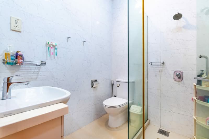 Corner Terrace along Sunrise Drive Corner Terrace For Sale at S$ 5,388,888 | PropertyGuru Singapore - Bathroom