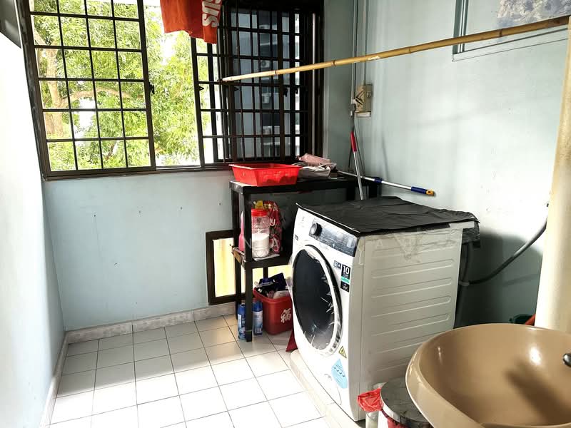569 Hougang Street 51, 569 Hougang Street 51, 2 Bedrooms, 1,259 sqft, HDB Flat For Rent, by Serena Quah, 500084536 - Spacious Service Yard  - PropertyGuru.com.sg