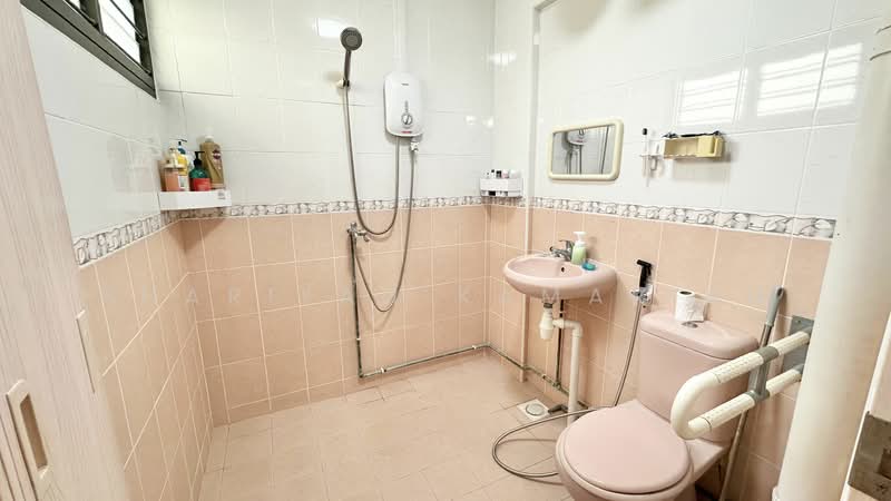 815 Tampines Avenue 4 HDB Flat For Sale at S$ 750,000 | PropertyGuru Singapore - Bathroom