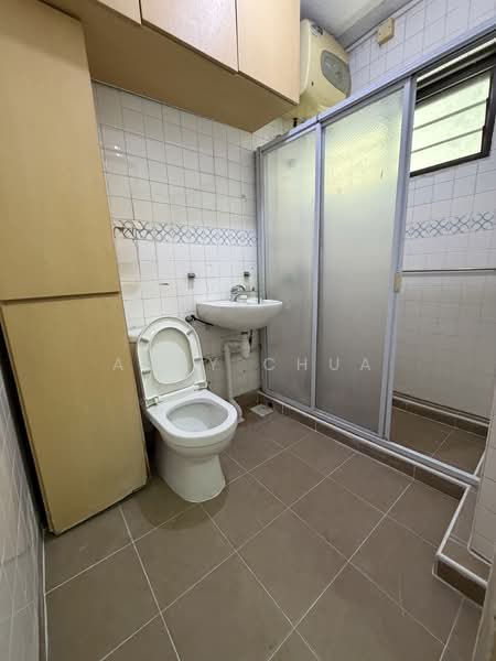 171 Bukit Batok West Avenue 8 HDB Flat For Sale at S$ 800,000 | PropertyGuru Singapore - Bathroom