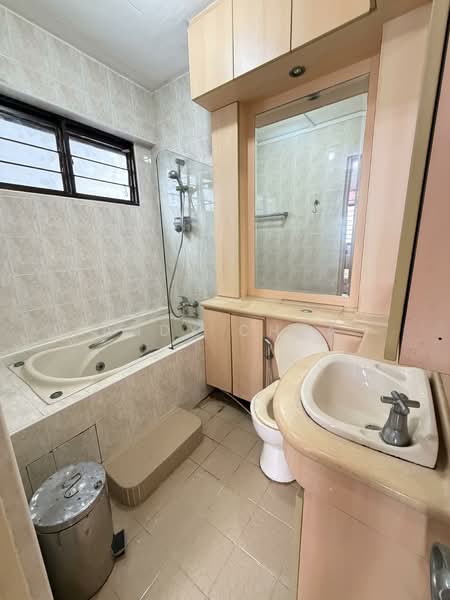 171 Bukit Batok West Avenue 8 HDB Flat For Sale at S$ 800,000 | PropertyGuru Singapore - Bathroom