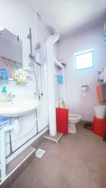 131 Bukit Batok West Avenue 6 HDB Flat For Sale at S$ 520,000 | PropertyGuru Singapore - Bathroom