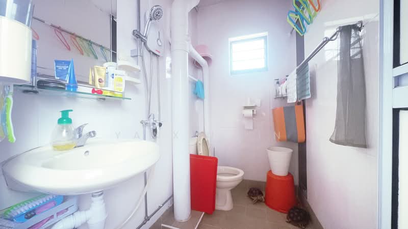 131 Bukit Batok West Avenue 6 HDB Flat For Sale at S$ 520,000 | PropertyGuru Singapore - Bathroom