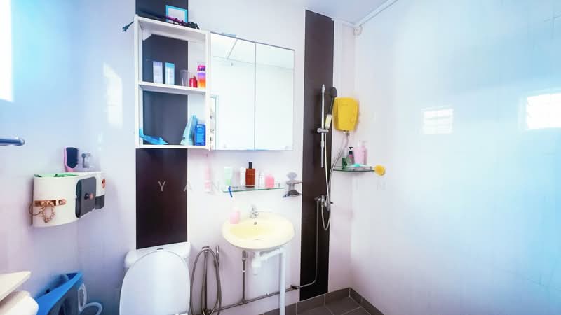131 Bukit Batok West Avenue 6 HDB Flat For Sale at S$ 520,000 | PropertyGuru Singapore - Bathroom