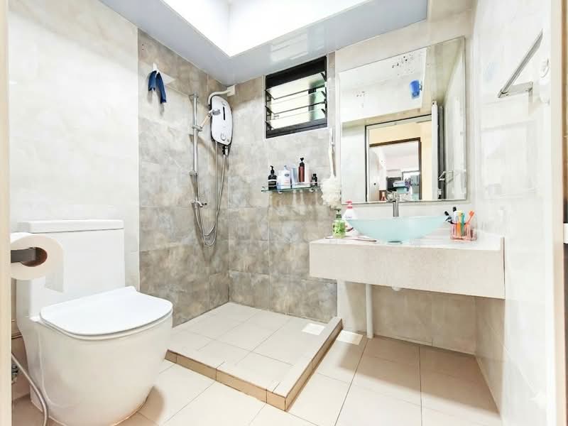 436C Fernvale Road HDB Flat For Sale at S$ 700,000 | PropertyGuru Singapore - Common Bathroom