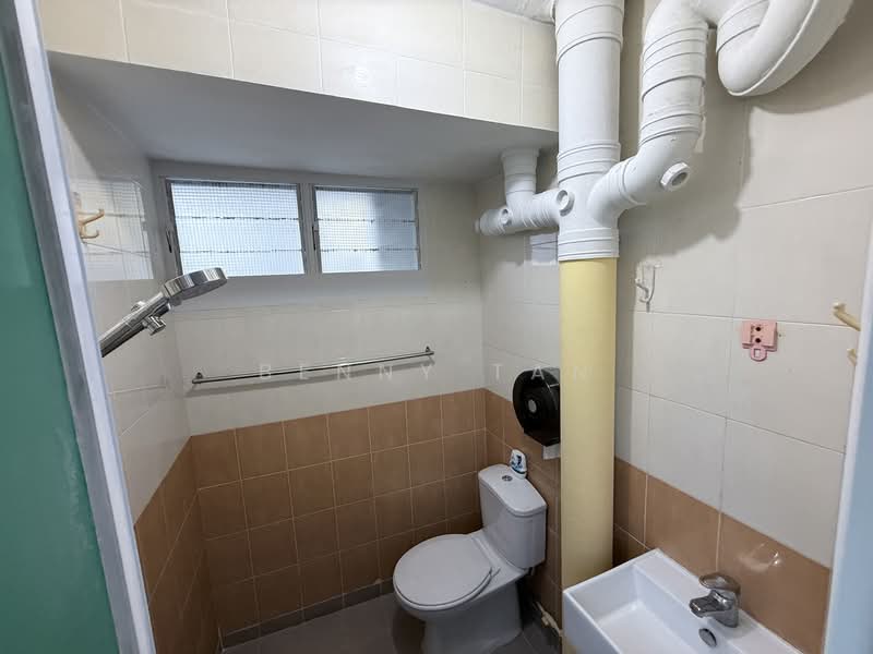 412 Commonwealth Avenue West HDB Flat For Sale at S$ 650,000 | PropertyGuru Singapore - Bathroom