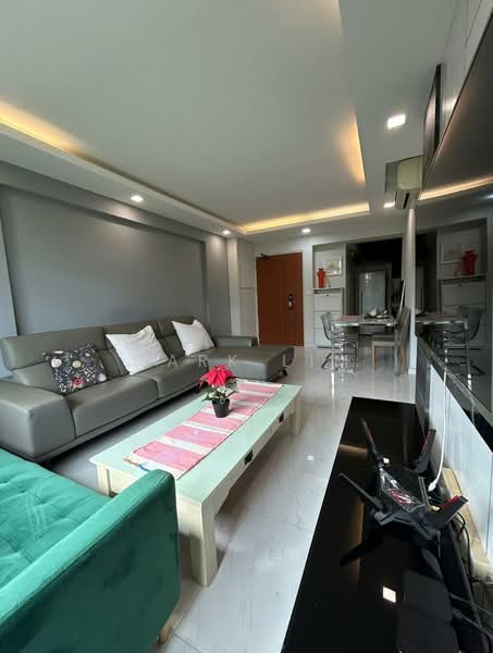 890A Tampines Avenue 1 HDB Flat For Sale at S$ 800,000 | PropertyGuru Singapore - Living Room