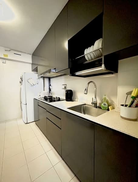 890A Tampines Avenue 1 HDB Flat For Sale at S$ 800,000 | PropertyGuru Singapore - Kitchen