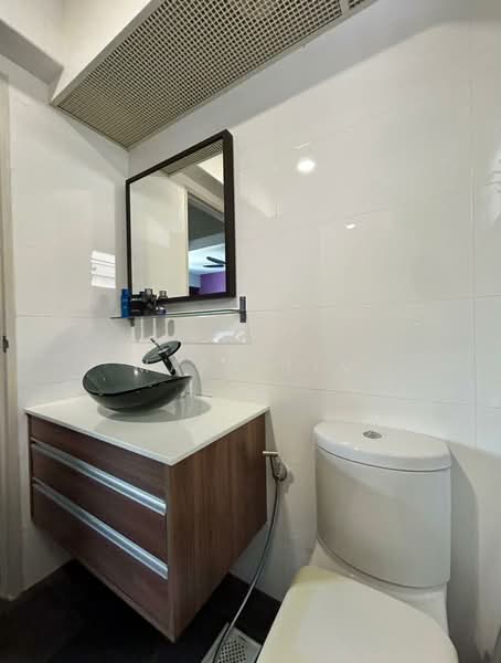 890A Tampines Avenue 1 HDB Flat For Sale at S$ 800,000 | PropertyGuru Singapore - Bathroom