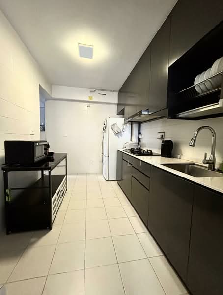 890A Tampines Avenue 1 HDB Flat For Sale at S$ 800,000 | PropertyGuru Singapore - Kitchen