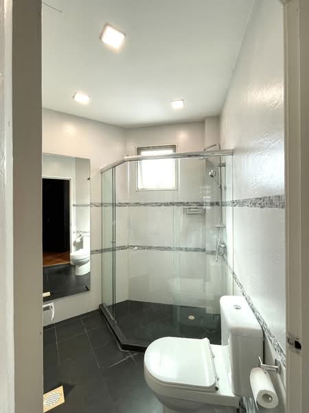 Crystal Rhu Apartment For Sale at S$ 3,100,000 | PropertyGuru Singapore - Bathroom