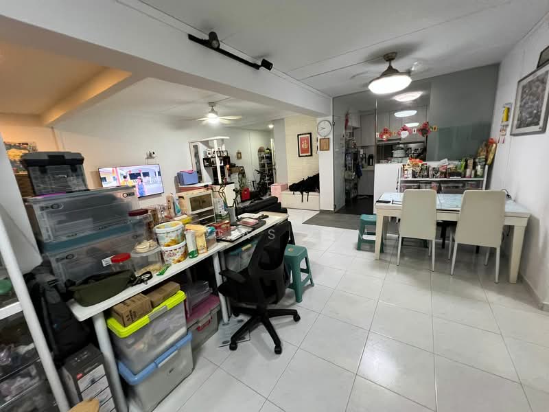 647 Jurong West Street 61 HDB Flat For Sale at S$ 728,000 | PropertyGuru Singapore - Living Room