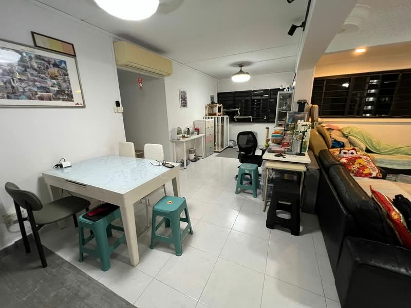 647 Jurong West Street 61 HDB Flat For Sale at S$ 728,000 | PropertyGuru Singapore - Living Room
