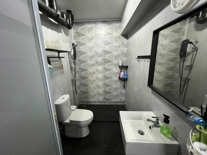 647 Jurong West Street 61 HDB Flat For Sale at S$ 728,000 | PropertyGuru Singapore - Bathroom