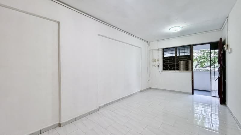 174 Ang Mo Kio Avenue 4 HDB Flat For Sale at S$ 415,000 | PropertyGuru Singapore - Living room