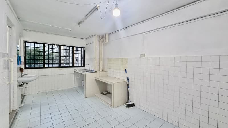 174 Ang Mo Kio Avenue 4 HDB Flat For Sale at S$ 415,000 | PropertyGuru Singapore - Kitchen