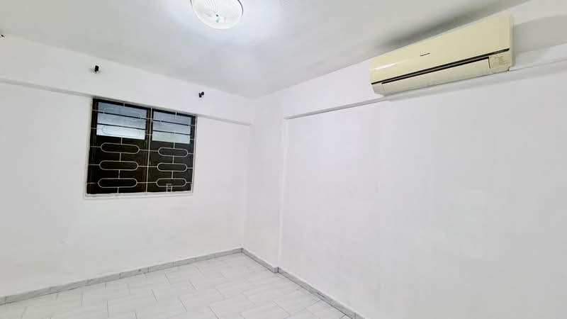 174 Ang Mo Kio Avenue 4 HDB Flat For Sale at S$ 415,000 | PropertyGuru Singapore - Bedroom 2
