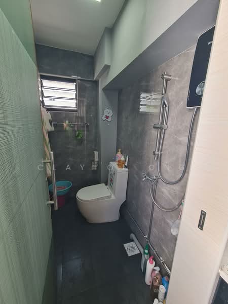 694 Hougang Street 61 HDB Flat For Sale at S$ 468,800 | PropertyGuru Singapore - Bathroom