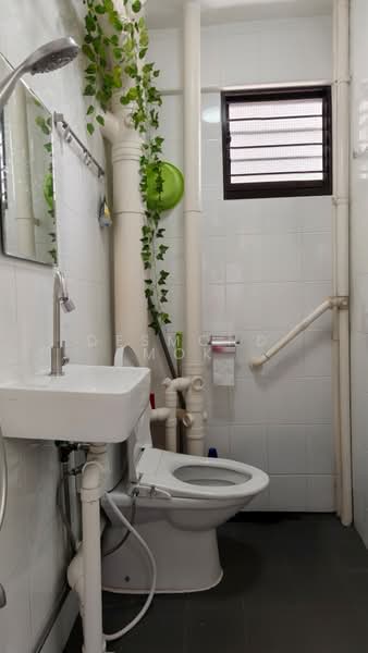 419 Tampines Street 41 HDB Flat For Sale at S$ 448,000 | PropertyGuru Singapore - Common Bathroom