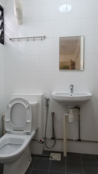 419 Tampines Street 41 HDB Flat For Sale at S$ 448,000 | PropertyGuru Singapore - Master Bathroom