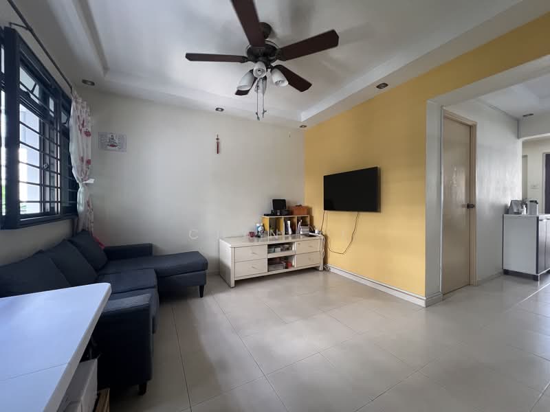 657A Jurong West Street 65 HDB Flat For Sale at S$ 579,999 | PropertyGuru Singapore - Living Room
