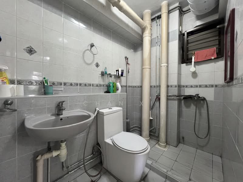 657A Jurong West Street 65 HDB Flat For Sale at S$ 579,999 | PropertyGuru Singapore - Bathroom