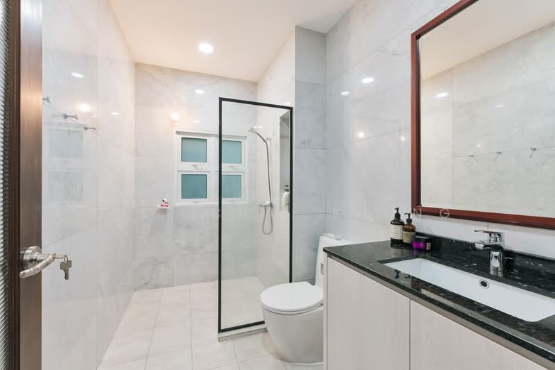 La Suisse II Condominium For Sale at S$ 3,200,000 | PropertyGuru Singapore - Bathroom