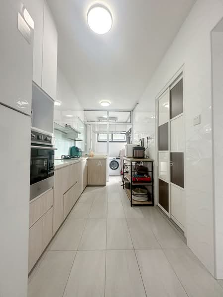 200A Sengkang East Road HDB Flat For Sale at S$ 718,000 | PropertyGuru Singapore - Kitchen