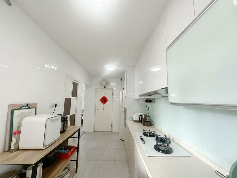 200A Sengkang East Road HDB Flat For Sale at S$ 718,000 | PropertyGuru Singapore - Kitchen