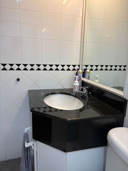 The Bencoolen Apartment For Sale at S$ 1,588,888 | PropertyGuru Singapore - Bathroom