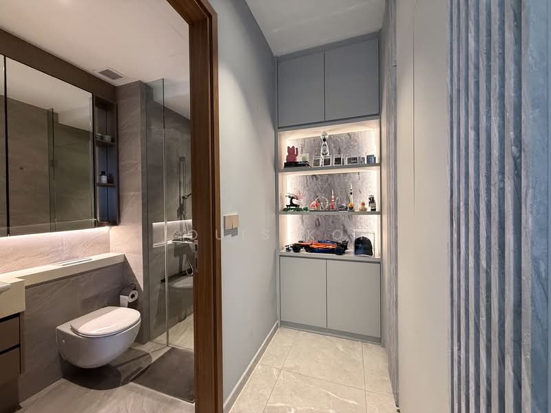 Stirling Residences Condominium For Sale at S$ 1,975,000 | PropertyGuru Singapore - Bathroom & Study