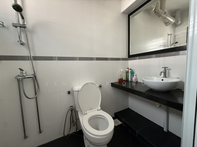 351 Ang Mo Kio Street 32, 351 Ang Mo Kio Street 32, 2 Bedrooms, 1,001 sqft, HDB Flat For Rent, by Jennifer Ong, 500084746 - Bathroom - PropertyGuru.com.sg