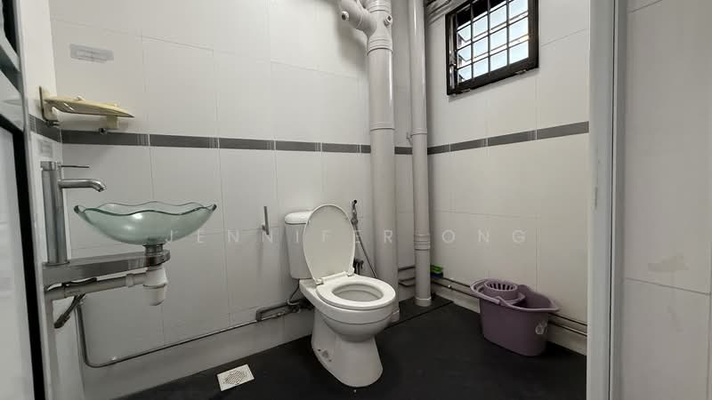351 Ang Mo Kio Street 32, 351 Ang Mo Kio Street 32, 2 Bedrooms, 1,001 sqft, HDB Flat For Rent, by Jennifer Ong, 500084746 - Bathroom - PropertyGuru.com.sg