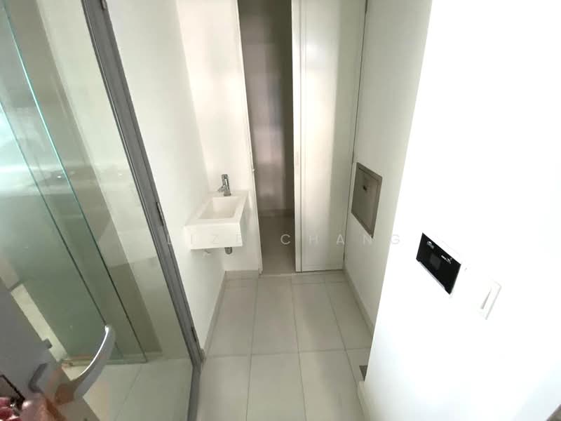 Centro Residences Condominium For Sale at S$ 2,856,000 | PropertyGuru Singapore - Yard and utility room 