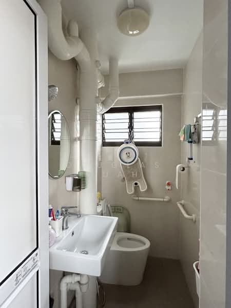 435 Yishun Avenue 6 HDB Flat For Sale at S$ 500,000 | PropertyGuru Singapore - Bathroom