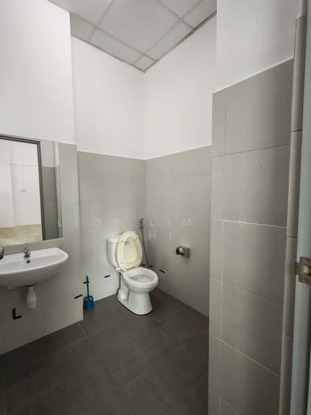 Yi Xiu Factory Building, 65 Sims Avenue, 1,150 sqft, Light Industrial (B1) For Rent, by Leon Lim Yu Zhi, 500084810 - Bathroom - CommercialGuru.com.sg