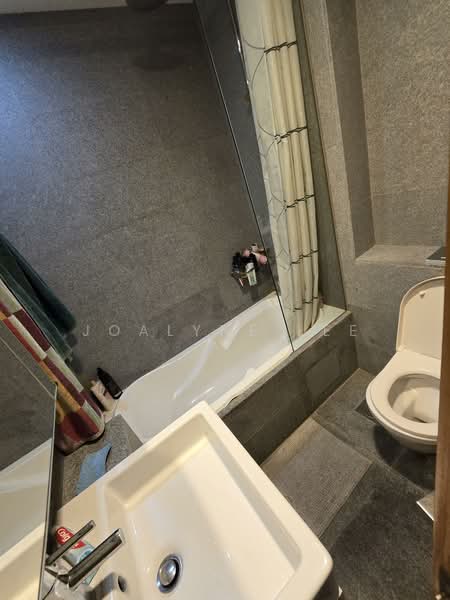 Paterson Linc, 20 Paterson Road, 2 Bedrooms, 818 sqft, Condominium For Rent, by Joalyne Lee, 500084830 - Bathroom - PropertyGuru.com.sg