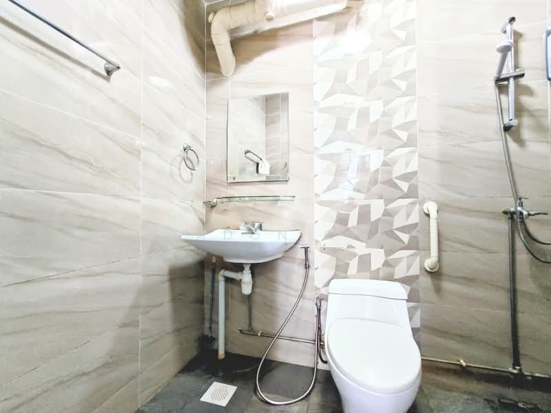661 Choa Chu Kang Crescent HDB Flat For Sale at S$ 520,000 | PropertyGuru Singapore - Bathroom