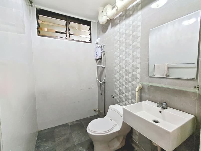 661 Choa Chu Kang Crescent HDB Flat For Sale at S$ 520,000 | PropertyGuru Singapore - Bathroom