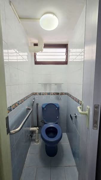 18 Bedok South Road HDB Flat For Sale at S$ 410,000 | PropertyGuru Singapore - Bathroom