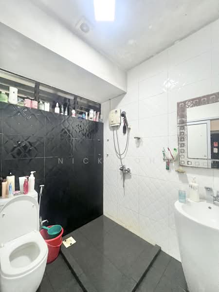 29 Lim Liak Street HDB Flat For Sale at S$ 828,000 | PropertyGuru Singapore - Bathroom