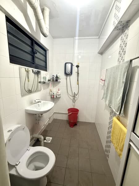 163 Bukit Batok Street 11 HDB Flat For Sale at S$ 600,000 | PropertyGuru Singapore - Bathroom