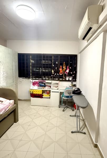 163 Bukit Batok Street 11 HDB Flat For Sale at S$ 600,000 | PropertyGuru Singapore - Bedroom