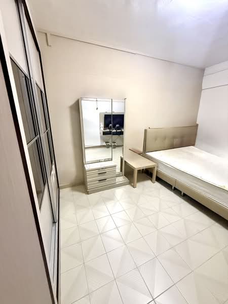 163 Bukit Batok Street 11 HDB Flat For Sale at S$ 600,000 | PropertyGuru Singapore - Bedroom