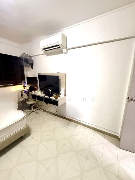 163 Bukit Batok Street 11 HDB Flat For Sale at S$ 600,000 | PropertyGuru Singapore - Bedroom